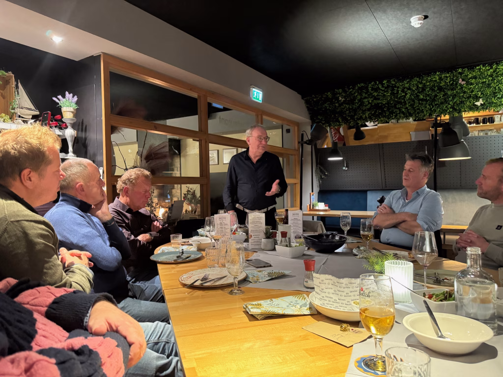 Fred spreekt het bestuur toe.