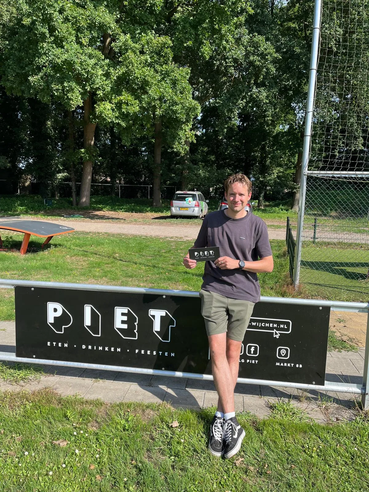 AWC vrijwilliger van de maand Jasper Jansen op de foto met z'n Piet dinerbon.