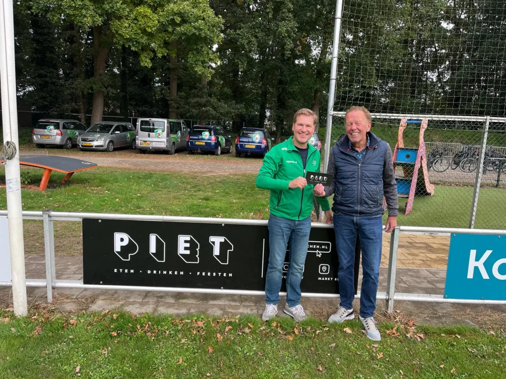 Hans Klabbers, vrijwilliger van de maand September, met Hans Velvis, bestuurslid vrijwilligerszaken.