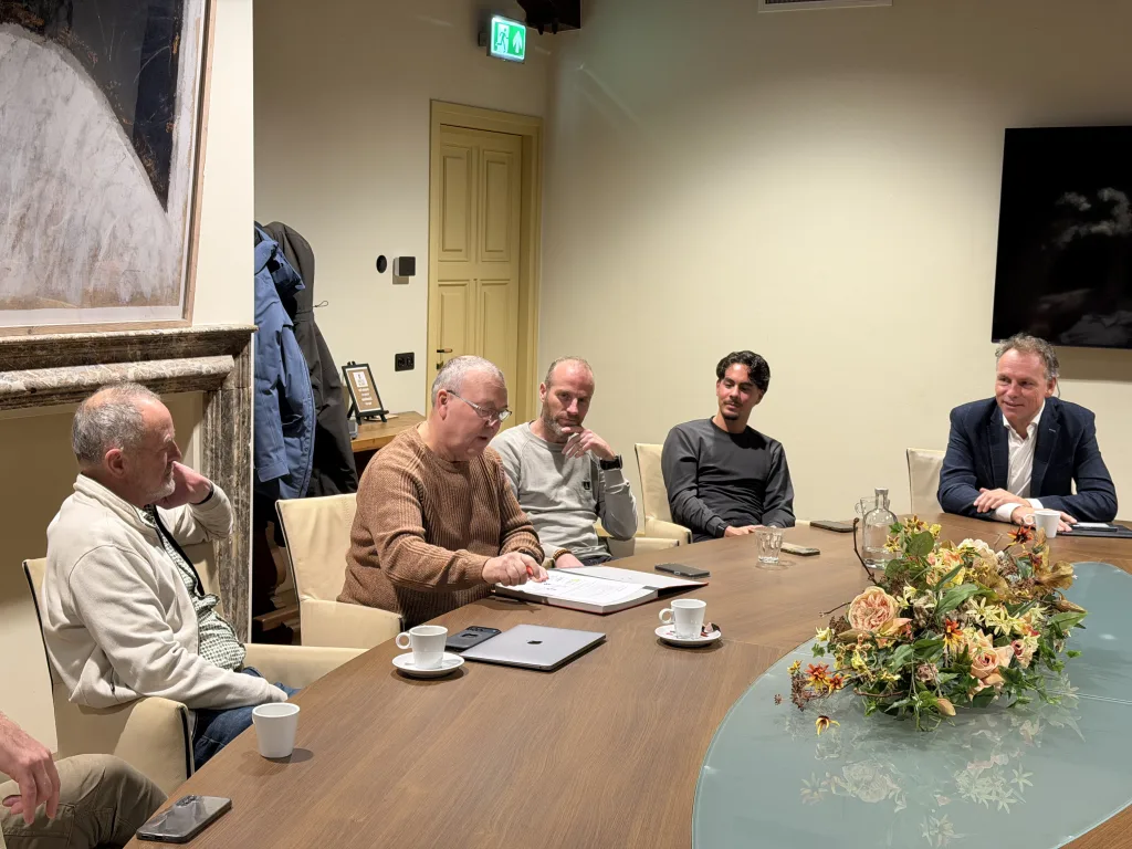 Gerrie Rossen, voorzitter van Alverna, tekent de intentieverklaring.